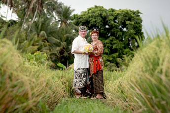 Hochzeit in der Villa Kompiang Bali - Fotos in traditioneller Tracht