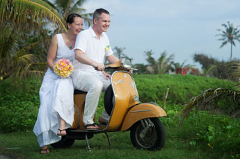 Hochzeit in der Villa Kompiang Bali - spontanes Foto mit Vespa