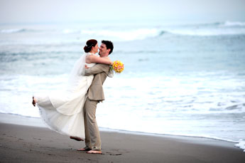Hochzeit in der Villa Kompiang Bali - Fotosession am Strand an der Westküste Balis
