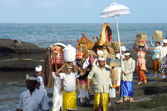 Bali Tempelzeremonie am Meer