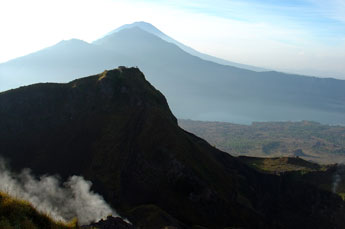 Blick auf den Gunung Abang und Gunung Agung vom Batur Vulkan