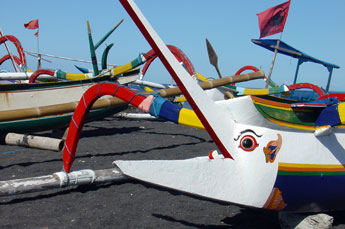 Fischerboote am Strand von Ost-Bali