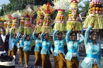 Bali Frauen tragen Ofergaben zum Tempel