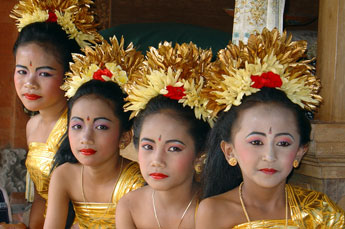 junge Bali Tänzerinnen in Tracht