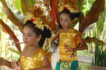 junge Bali Tänzerinnen