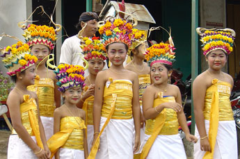 junge Bali Mädchen in Tempeltracht
