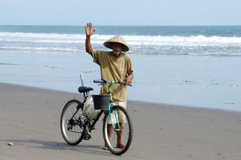 Alter Mann am Strand in West-Bali