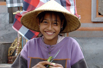 junges Dorfmädchen auf Bali
