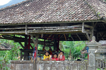 Kinder in einem Bergdorf Balis