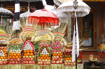 Bali Opfergaben im Tempel