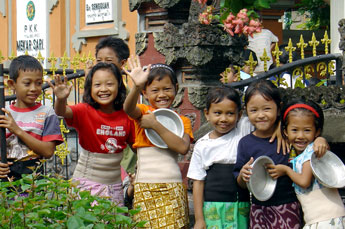 Kinder in einem Bali Dorf