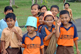 Bali Schulkinder auf dem Heimweg