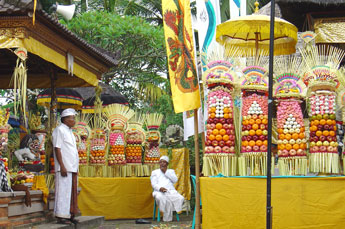 Bali Dorftempel am Zeremonie Tag