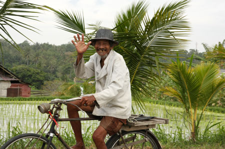 Bali Mann mit Fahrrad sagt "Hallo"