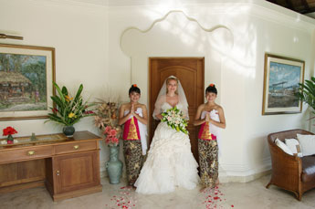 Hochzeit in der Villa Kompiang Bali - Braut mit Blumenmädchen