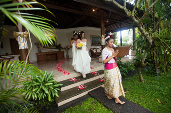 Hochzeit in der Villa Kompiang Bali - Braut wir von Blumenmädchen zur Hochzeit begleitet