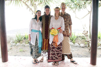 Hochzeit in der Villa Kompiang Bali - Fotos in traditioneller Tracht