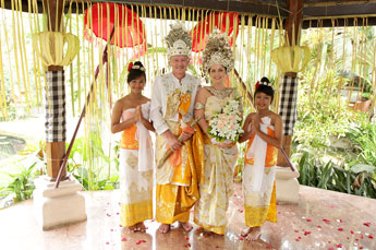 Hochzeit in der Villa Kompiang Bali - Fotos in Bali Königstracht