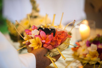 Hochzeit in der Villa Kompiang Bali - Blumenschale für Ringe