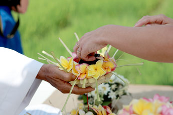 Hochzeit in der Villa Kompiang Bali - Blumenschale für Ringe