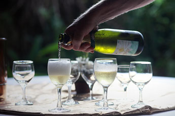 Hochzeit in der Villa Kompiang Bali - Sekt zum Anstossen