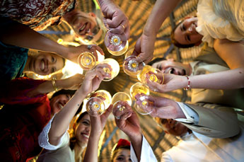 Hochzeit in der Villa Kompiang Bali - Anstossen mit dem Hochzeitspaar