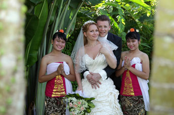 Hochzeit in der Villa Kompiang Bali - Fotosession im Garten der Villa