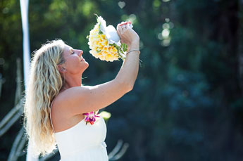 Hochzeit in der Villa Kompiang Bali - Braut mit Brautstrauss