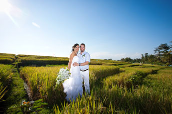 Hochzeit in der Villa Kompiang Bali - Fotosession in den Reisfeldern