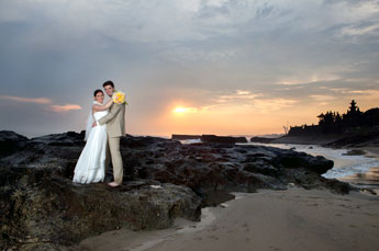 Hochzeit in der Villa Kompiang Bali - Fotosession zum Sonnenuntergang am Strand