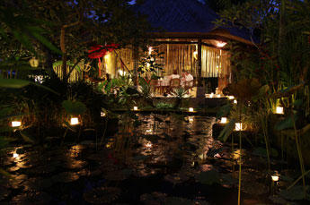 Hochzeit in der Villa Kompiang Bali - Candlelight Dinner in der Villa