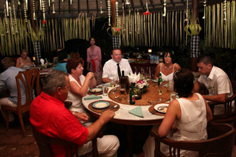 Hochzeit in der Villa Kompiang Bali - Candlelight Dinner in der Villa