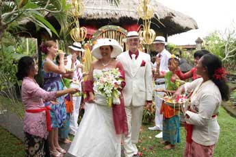 Hochzeit in der Villa Kompiang Bali - Blumenstreuen nach der Hochzeit