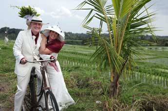 Hochzeit in der Villa Kompiang Bali - Fotosession in Balis schöner Reislandschaft