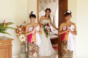 Hochzeit in der Villa Kompiang Bali - Braut mit Blumenmädchen