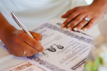 Villa Kompiang Bali Hochzeit - unterschreiben der Heiratsurkunde