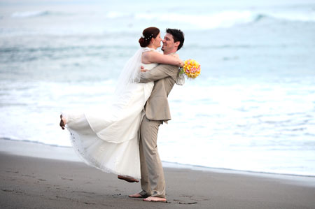 Villa Kompiang Bali Hochzeit - glückliches Paar am Strand