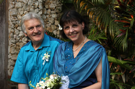Villa Kompiang Bali Hochzeit - glückliches Brautpaar nach der Trauung