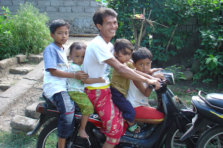 Bali Familie auf dem Motorrad
