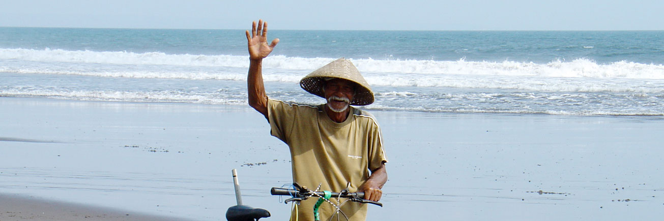 alter Mann am Strand von Westbali